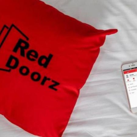 Hotel Reddoorz Syariah Near Dbl Arena 2 Surabaya Exterior foto