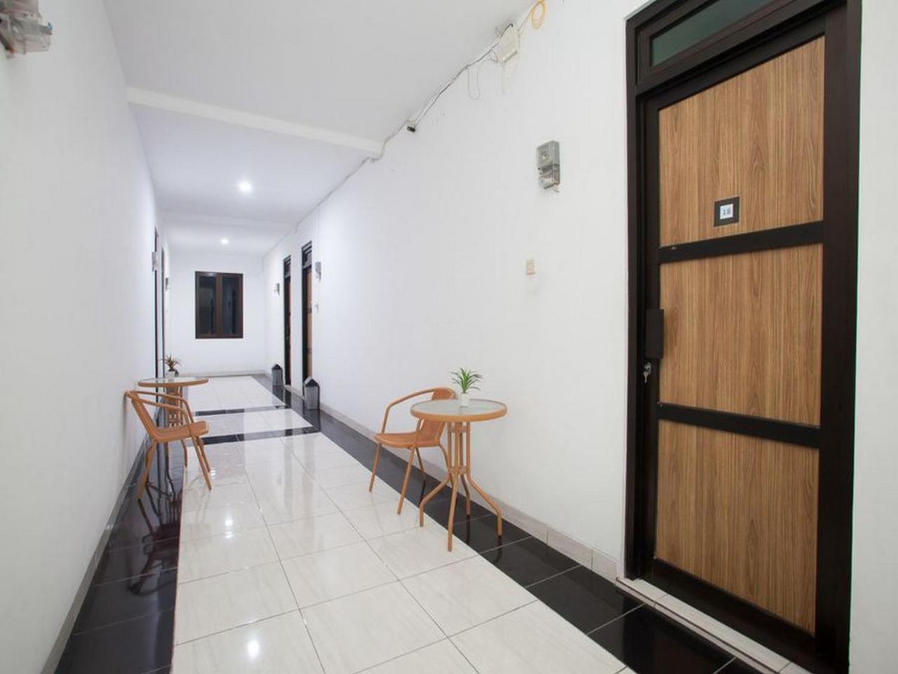 Hotel Reddoorz Syariah Near Dbl Arena 2 Surabaya Exterior foto